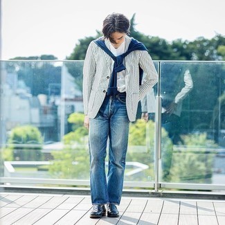 Graues vertikal gestreiftes Sakko kombinieren – 91 Herren Outfits: Entscheiden Sie sich für ein graues vertikal gestreiftes Sakko und blauen Jeans, um einen lockeren, aber dennoch stylischen Look zu erhalten. Fühlen Sie sich mutig? Wählen Sie dunkelblauen Leder Slipper.