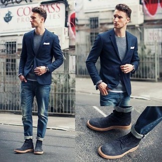 Dunkelblaue Chukka-Stiefel aus Wildleder kombinieren – 59 Herren Outfits: Kombinieren Sie ein dunkelblaues Sakko mit dunkelblauen Jeans, wenn Sie einen gepflegten und stylischen Look wollen. Dunkelblaue Chukka-Stiefel aus Wildleder sind eine großartige Wahl, um dieses Outfit zu vervollständigen.