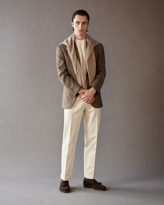 20 Jährige: Sakko kombinieren – 500+ Smart-Casual Herren Outfits: Vereinigen Sie ein Sakko mit einer hellbeige Anzughose für einen stilvollen, eleganten Look. Vervollständigen Sie Ihr Look mit dunkelbraunen Wildleder Slippern mit Quasten.