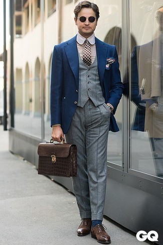 Braune Leder Aktentasche kombinieren – 51 Elegante Herren Outfits kühl Wetter: Kombinieren Sie ein dunkelblaues Sakko mit einer braunen Leder Aktentasche für einen entspannten Wochenend-Look. Fühlen Sie sich mutig? Komplettieren Sie Ihr Outfit mit dunkelbraunen Wildleder Oxford Schuhen.