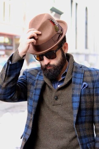 Braunen Pullover mit einem Schalkragen kombinieren – 13 Herren Outfits: Kombinieren Sie einen braunen Pullover mit einem Schalkragen mit einem blauen Wollsakko mit Schottenmuster, um einen eleganten, aber nicht zu festlichen Look zu kreieren.