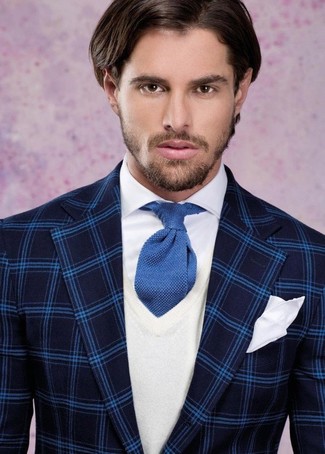 Blaues Sakko mit Schottenmuster kombinieren – 356 Herren Outfits: Vereinigen Sie ein blaues Sakko mit Schottenmuster mit einem weißen Pullover mit einem V-Ausschnitt für Ihren Bürojob.