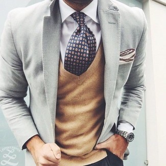 Beige Einstecktuch kombinieren – 155 Smart-Casual Herren Outfits: Kombinieren Sie ein graues Sakko mit einem beige Einstecktuch für einen entspannten Wochenend-Look.
