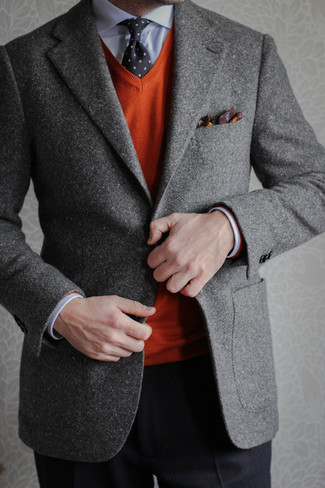 Mehrfarbiges Einstecktuch mit Paisley-Muster kombinieren – 5 Herren Outfits: Ein graues Wollsakko und ein mehrfarbiges Einstecktuch mit Paisley-Muster sind eine perfekte Wochenend-Kombination.