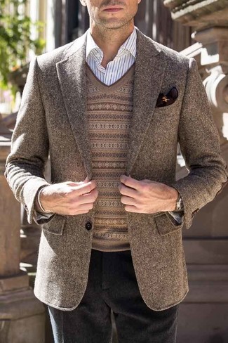 Braunen Pullover mit einem V-Ausschnitt mit Norwegermuster kombinieren – 4 Herren Outfits: Kombinieren Sie einen braunen Pullover mit einem V-Ausschnitt mit Norwegermuster mit einer schwarzen Wollanzughose für eine klassischen und verfeinerte Silhouette.