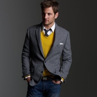 30 Jährige: Gelben Pullover kombinieren – 428 Herren Outfits: Kombinieren Sie einen gelben Pullover mit dunkelblauen Jeans für einen bequemen Alltags-Look.