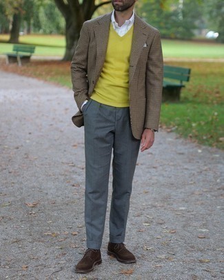 Gelbgrünen Pullover mit einem V-Ausschnitt kombinieren – 42 Herren Outfits: Kombinieren Sie einen gelbgrünen Pullover mit einem V-Ausschnitt mit einer dunkelgrauen Anzughose für eine klassischen und verfeinerte Silhouette. Dunkelbraune Wildleder Brogues sind eine gute Wahl, um dieses Outfit zu vervollständigen.
