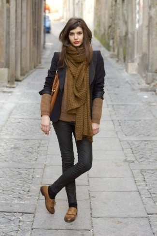 schwarzes Sakko, brauner Pullover mit einem V-Ausschnitt, schwarze Leder enge Jeans, braune Leder Slipper mit Quasten für Damen