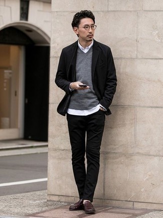 Grauen Pullover mit einem V-Ausschnitt kombinieren – 154 Herren Outfits: Tragen Sie einen grauen Pullover mit einem V-Ausschnitt und schwarzen Jeans für ein großartiges Wochenend-Outfit. Wählen Sie dunkelbraunen Leder Slipper, um Ihr Modebewusstsein zu zeigen.