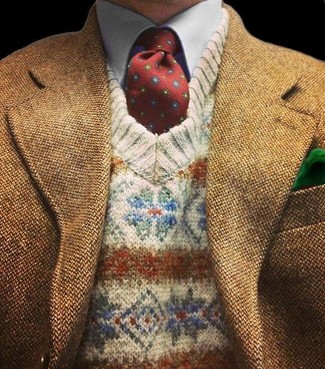 Braunes Sakko kombinieren – 851+ Herbst Herren Outfits: Entscheiden Sie sich für ein braunes Sakko und einen hellbeige Pullover mit einem V-Ausschnitt mit Norwegermuster, wenn Sie einen gepflegten und stylischen Look wollen. Das Outfit ist einfach mega für den Herbst.