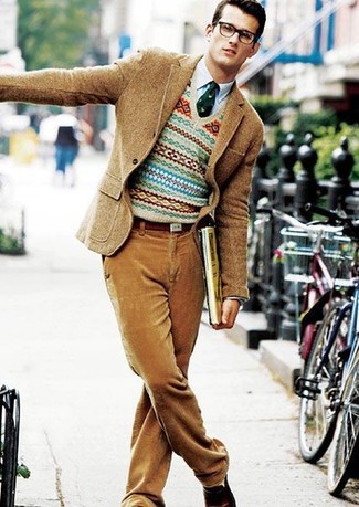 30 Jährige: Hellbeige Pullover mit einem V-Ausschnitt mit Norwegermuster kombinieren – 5 Herren Outfits: Paaren Sie einen hellbeige Pullover mit einem V-Ausschnitt mit Norwegermuster mit einer beige Anzughose aus Cord für eine klassischen und verfeinerte Silhouette.