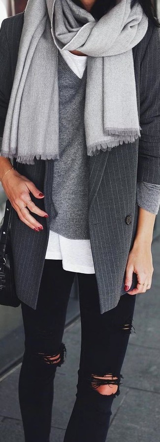 grauer Pullover mit einem V-Ausschnitt von VILA CLOTHES