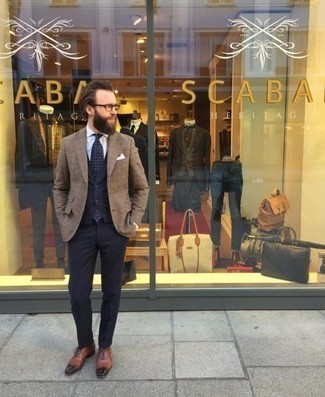 Dunkelblaue gepunktete Krawatte kombinieren – 466 Herren Outfits: Kombinieren Sie ein beige Sakko mit Schottenmuster mit einer dunkelblauen gepunkteten Krawatte für einen stilvollen, eleganten Look. Fühlen Sie sich ideenreich? Entscheiden Sie sich für braunen Leder Oxford Schuhe.