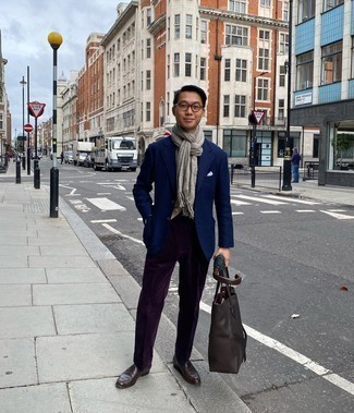 Taschen kombinieren – 500+ Herren Outfits: Paaren Sie ein dunkelblaues Sakko mit Taschen für einen entspannten Wochenend-Look. Putzen Sie Ihr Outfit mit dunkelbraunen Leder Slippern.