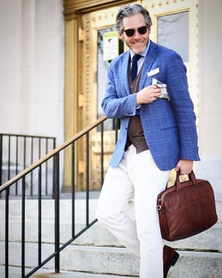 40 Jährige: Blaues Sakko mit Schottenmuster kombinieren – 33 Herren Outfits: Kombinieren Sie ein blaues Sakko mit Schottenmuster mit einer weißen Chinohose für Ihren Bürojob.