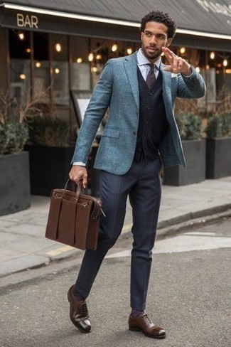 Schwarzen Pullunder kombinieren – 105 Herren Outfits: Kombinieren Sie einen schwarzen Pullunder mit einer dunkelgrauen Anzughose für eine klassischen und verfeinerte Silhouette. Dieses Outfit passt hervorragend zusammen mit braunen Leder Oxford Schuhen.