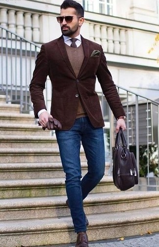 Rotbraunen Pullunder kombinieren – 89 Herren Outfits: Erwägen Sie das Tragen von einem rotbraunen Pullunder und blauen Jeans, um einen eleganten, aber nicht zu festlichen Look zu kreieren. Ergänzen Sie Ihr Outfit mit dunkellila Leder Derby Schuhen, um Ihr Modebewusstsein zu zeigen.
