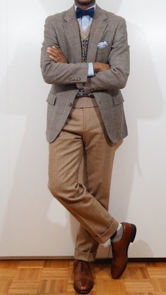 Beige Pullunder kombinieren – 126 Herren Outfits: Kombinieren Sie einen beige Pullunder mit einer beige Anzughose, um vor Klasse und Perfektion zu strotzen. Braune Leder Oxford Schuhe sind eine kluge Wahl, um dieses Outfit zu vervollständigen.
