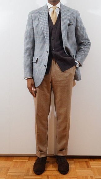 Grauen Pullunder kombinieren – 129 Herren Outfits: Erwägen Sie das Tragen von einem grauen Pullunder und einer beige Anzughose für einen stilvollen, eleganten Look. Dunkelbraune Wildleder Oxford Schuhe sind eine kluge Wahl, um dieses Outfit zu vervollständigen.