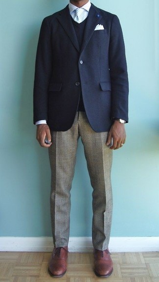 Wie graue Anzughose mit dunkelbrauner Leder Oxford Schuhe zu kombinieren – 130 Herren Outfits: Machen Sie sich mit einem dunkelblauen Sakko und einer grauen Anzughose einen verfeinerten, eleganten Stil zu Nutze. Ergänzen Sie Ihr Look mit dunkelbraunen Leder Oxford Schuhen.