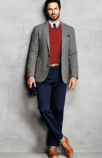 Rotbraune Leder Brogues kombinieren – 500+ Herren Outfits: Etwas Einfaches wie die Paarung aus einem grauen Wollsakko und einer dunkelblauen Chinohose kann Sie von der Menge abheben. Wählen Sie rotbraunen Leder Brogues, um Ihr Modebewusstsein zu zeigen.