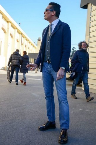40 Jährige: Welche Jeans mit dunkelblauen Sakkos zu tragen – 112 Herren Outfits: Kombinieren Sie ein dunkelblaues Sakko mit Jeans für einen für die Arbeit geeigneten Look. Schwarze Leder Derby Schuhe sind eine einfache Möglichkeit, Ihren Look aufzuwerten.
