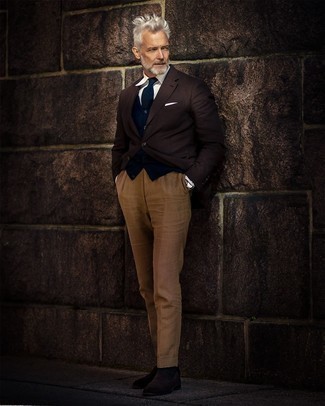 50 Jährige: Anzughose kombinieren – 500+ Elegante Herren Outfits: Kombinieren Sie ein dunkelbraunes Sakko mit einer Anzughose, um vor Klasse und Perfektion zu strotzen. Dieses Outfit passt hervorragend zusammen mit dunkelbraunen Wildleder Slippern.