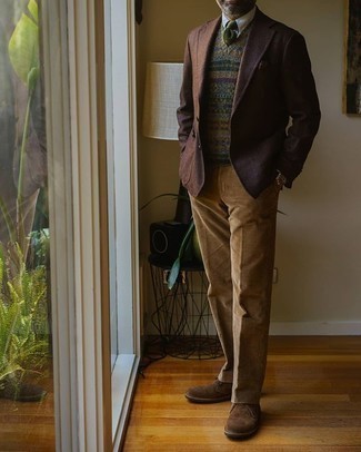 Welche Pullunder mit beige Anzughose zu tragen – 6 Smart-Casual Herren Outfits: Kombinieren Sie einen Pullunder mit einer beige Anzughose für einen stilvollen, eleganten Look. Wählen Sie die legere Option mit braunen Chukka-Stiefeln aus Wildleder.