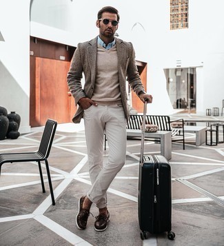Graues Wollsakko kombinieren – 828+ Herren Outfits: Die Kombination von einem grauen Wollsakko und weißen Jeans erlaubt es Ihnen, Ihren Freizeitstil klar und einfach zu halten. Fühlen Sie sich mutig? Entscheiden Sie sich für dunkelbraunen Leder Bootsschuhe.
