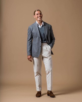 Grauen Pullunder kombinieren – 129 Herren Outfits: Tragen Sie einen grauen Pullunder und eine weiße Anzughose, um vor Klasse und Perfektion zu strotzen. Braune Wildleder Slipper leihen Originalität zu einem klassischen Look.