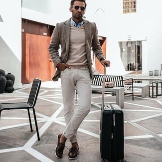 Welche Bootsschuhe mit weißer Jeans zu tragen – 4 Smart-Casual Herbst Herren Outfits: Entscheiden Sie sich für ein braunes Wollsakko und weißen Jeans für Ihren Bürojob. Suchen Sie nach leichtem Schuhwerk? Vervollständigen Sie Ihr Outfit mit Bootsschuhen für den Tag. Das ist eindeutig ein perfekt passender Look für Übergangsabende!