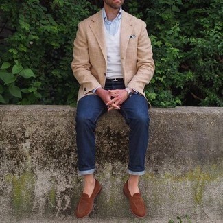 Welche Pullunder mit beige Sakkos zu tragen – 23 Smart-Casual Herren Outfits: Erwägen Sie das Tragen von einem beige Sakko und einem Pullunder, um vor Klasse und Perfektion zu strotzen. Komplettieren Sie Ihr Outfit mit braunen Wildleder Slippern.