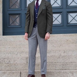 30 Jährige: Dunkelblauen Pullunder kombinieren – 44 Elegante Herren Outfits warm Wetter: Tragen Sie einen dunkelblauen Pullunder und eine graue Anzughose, um vor Klasse und Perfektion zu strotzen. Dunkelbraune Leder Oxford Schuhe sind eine ideale Wahl, um dieses Outfit zu vervollständigen.