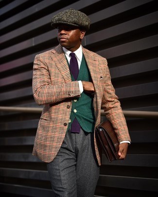 Dunkelgrüne Schiebermütze kombinieren – 40 Herren Outfits: Kombinieren Sie ein beige Wollsakko mit Hahnentritt-Muster mit einer dunkelgrünen Schiebermütze für einen entspannten Wochenend-Look.