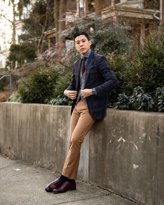 20 Jährige: Welche Oxford Schuhe mit dunkelblauen Sakkos zu tragen – 9 Herren Outfits warm Wetter: Kombinieren Sie ein dunkelblaues Sakko mit einer beige Chinohose, wenn Sie einen gepflegten und stylischen Look wollen. Fühlen Sie sich mutig? Wählen Sie Oxford Schuhe.