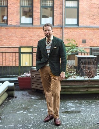 Dunkelgrüne Jacke kombinieren – 500+ Herren Outfits: Vereinigen Sie eine dunkelgrüne Jacke mit einer beige Anzughose für einen stilvollen, eleganten Look. Dunkelbraune Leder Slipper sind eine gute Wahl, um dieses Outfit zu vervollständigen.