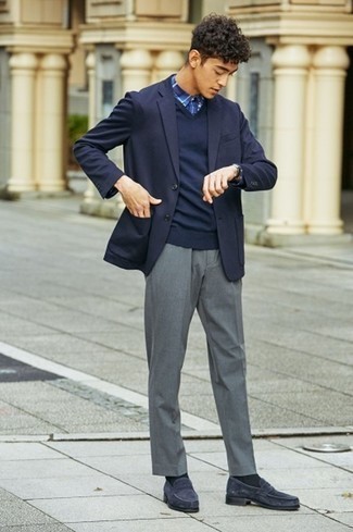 Dunkelblaue Wildleder Slipper kombinieren – 335 Herren Outfits: Kombinieren Sie ein dunkelblaues Sakko mit einer grauen Anzughose für einen stilvollen, eleganten Look. Vervollständigen Sie Ihr Look mit dunkelblauen Wildleder Slippern.