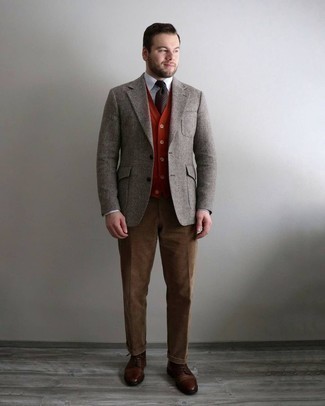 30 Jährige: Wie dunkelroten Pullunder mit rotbrauner Anzughose zu kombinieren – 1 Herren Outfits: Kombinieren Sie einen dunkelroten Pullunder mit einer rotbraunen Anzughose, um vor Klasse und Perfektion zu strotzen. Fühlen Sie sich mutig? Wählen Sie braunen Leder Derby Schuhe.