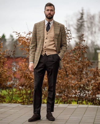 Dunkelbraune Krawatte mit Schottenmuster kombinieren – 37 Herren Outfits: Entscheiden Sie sich für ein beige Sakko mit Hahnentritt-Muster und eine dunkelbraune Krawatte mit Schottenmuster für einen stilvollen, eleganten Look. Fühlen Sie sich mutig? Komplettieren Sie Ihr Outfit mit dunkelbraunen Wildleder Oxford Schuhen.