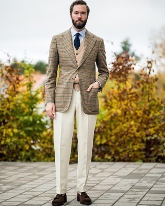 Beige Pullunder kombinieren – 126 Herren Outfits: Vereinigen Sie einen beige Pullunder mit einer weißen Anzughose für einen stilvollen, eleganten Look. Wenn Sie nicht durch und durch formal auftreten möchten, entscheiden Sie sich für dunkelbraunen Wildleder Slipper mit Quasten.
