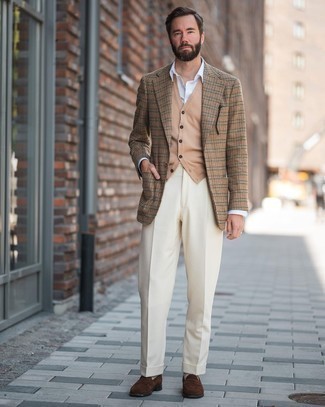 Beige Pullunder kombinieren – 126 Herren Outfits: Kombinieren Sie einen beige Pullunder mit einer weißen Anzughose für einen stilvollen, eleganten Look. Suchen Sie nach leichtem Schuhwerk? Vervollständigen Sie Ihr Outfit mit dunkelbraunen Wildleder Slippern für den Tag.
