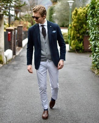Rotbraune Leder Slipper kombinieren – 500+ Smart-Casual Herren Outfits: Vereinigen Sie ein dunkelblaues Sakko mit einer weißen Chinohose, wenn Sie einen gepflegten und stylischen Look wollen. Vervollständigen Sie Ihr Outfit mit rotbraunen Leder Slippern, um Ihr Modebewusstsein zu zeigen.