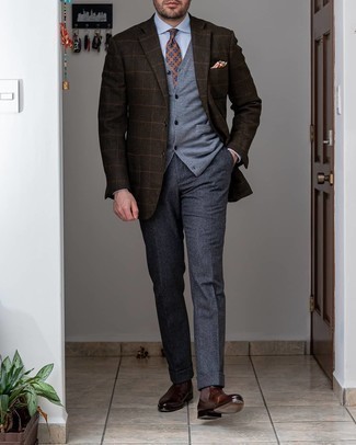 Grauen Pullunder kombinieren – 129 Herren Outfits: Kombinieren Sie einen grauen Pullunder mit einer dunkelgrauen Wollanzughose für einen stilvollen, eleganten Look. Suchen Sie nach leichtem Schuhwerk? Vervollständigen Sie Ihr Outfit mit dunkelbraunen Chelsea Boots aus Leder für den Tag.