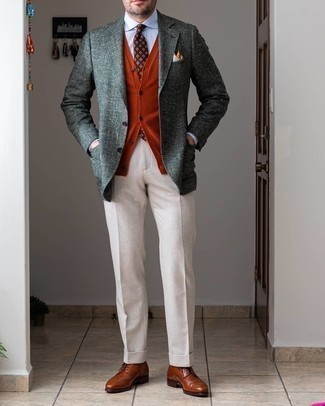 Braune Leder Brogues kombinieren – 500+ Herren Outfits: Kombinieren Sie ein dunkelgrünes Wollsakko mit einer weißen Anzughose für eine klassischen und verfeinerte Silhouette. Bringen Sie die Dinge durcheinander, indem Sie braunen Leder Brogues mit diesem Outfit tragen.