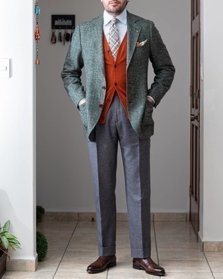 Einstecktuch kombinieren – 466 Herren Outfits kühl Wetter: Ein dunkelgrünes Wollsakko und ein Einstecktuch sind eine großartige Outfit-Formel für Ihre Sammlung. Fühlen Sie sich mutig? Wählen Sie dunkelbraunen Chelsea Boots aus Leder.
