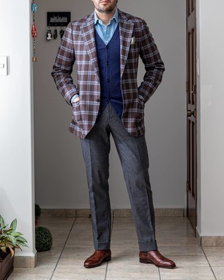 Hellbeige Einstecktuch kombinieren – 363 Elegante Herren Outfits: Tragen Sie ein dunkelbraunes Wollsakko mit Schottenmuster und ein hellbeige Einstecktuch für einen entspannten Wochenend-Look. Setzen Sie bei den Schuhen auf die klassische Variante mit dunkelbraunen Chelsea Boots aus Leder.