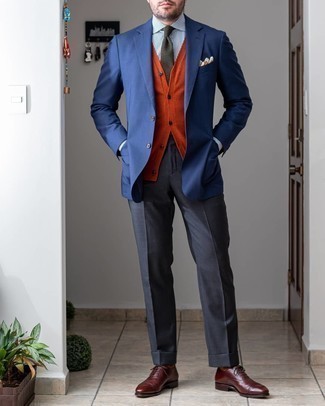 Dunkelgrüne Strick Krawatte kombinieren – 57 Herren Outfits: Kombinieren Sie ein dunkelblaues Sakko mit einer dunkelgrünen Strick Krawatte für eine klassischen und verfeinerte Silhouette. Dunkelrote Leder Oxford Schuhe sind eine ideale Wahl, um dieses Outfit zu vervollständigen.