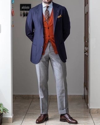Dunkelblaues Sakko kombinieren – 500+ Herren Outfits: Etwas Einfaches wie die Wahl von einem dunkelblauen Sakko und einer grauen Anzughose kann Sie von der Menge abheben. Vervollständigen Sie Ihr Look mit dunkelbraunen Doppelmonks aus Leder.