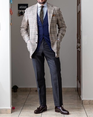 graues Sakko mit Schottenmuster, dunkelblauer Pullunder, graues vertikal gestreiftes Businesshemd, dunkelgraue Anzughose für Herren