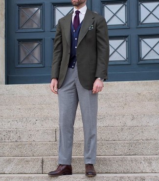 Wie Anzughose mit Oxford Schuhe zu kombinieren – 263 Elegante Herbst Herren Outfits: Erwägen Sie das Tragen von einem olivgrünen Wollsakko und einer Anzughose, um vor Klasse und Perfektion zu strotzen. Oxford Schuhe sind eine perfekte Wahl, um dieses Outfit zu vervollständigen. Schon ergibt sich ein toller Herbst-Look.